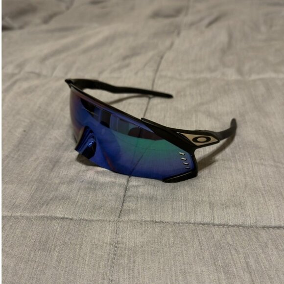 Oakley Velo Kato Men’s Sunglasses Matte Black Frame / PRIZM Blue / Green Lens - Picture 3 of 5